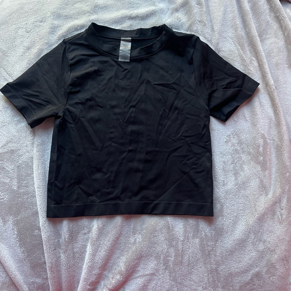 Black t shirt sorta cropped